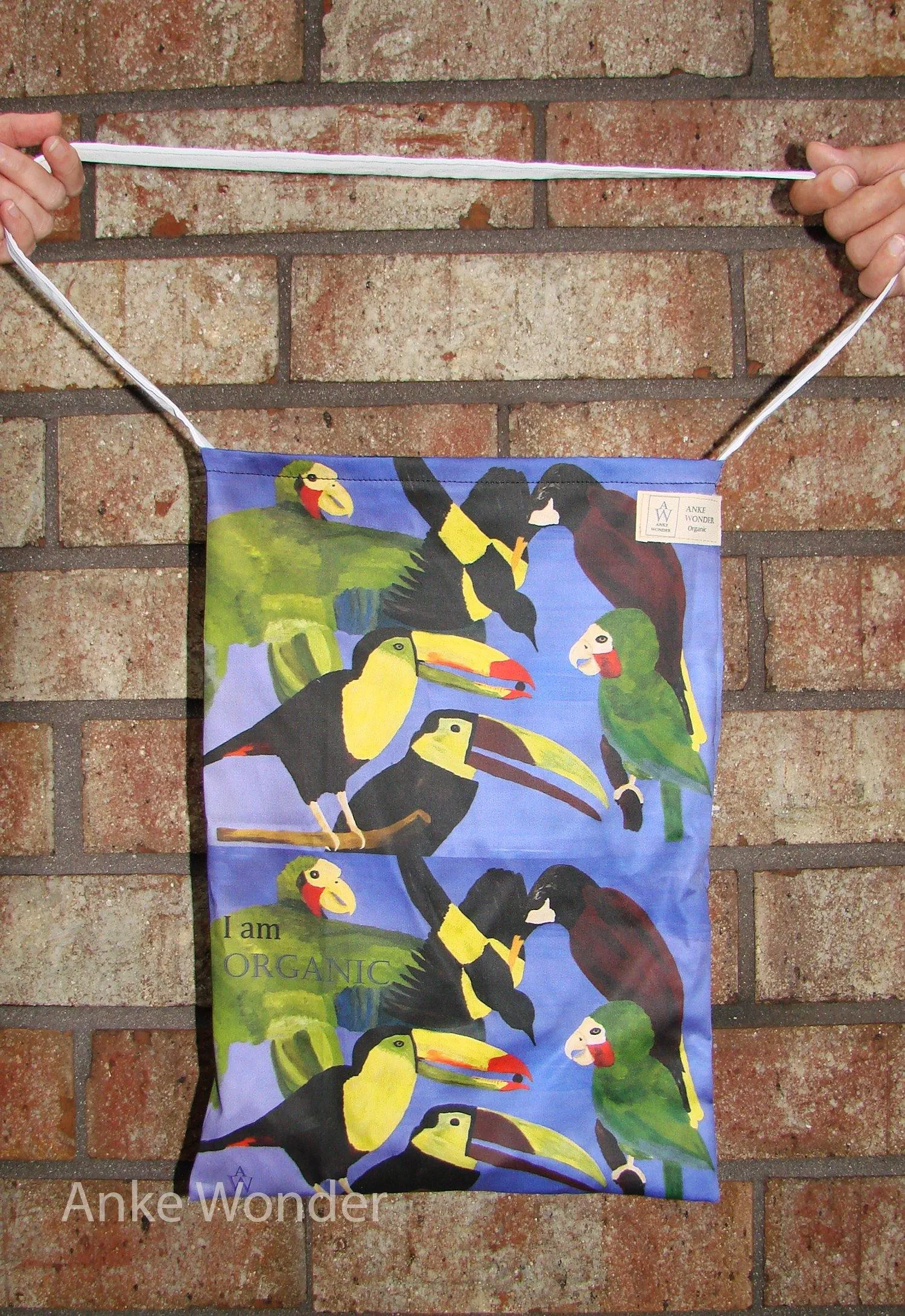 The awareness spreading tote bag: Colorful birds